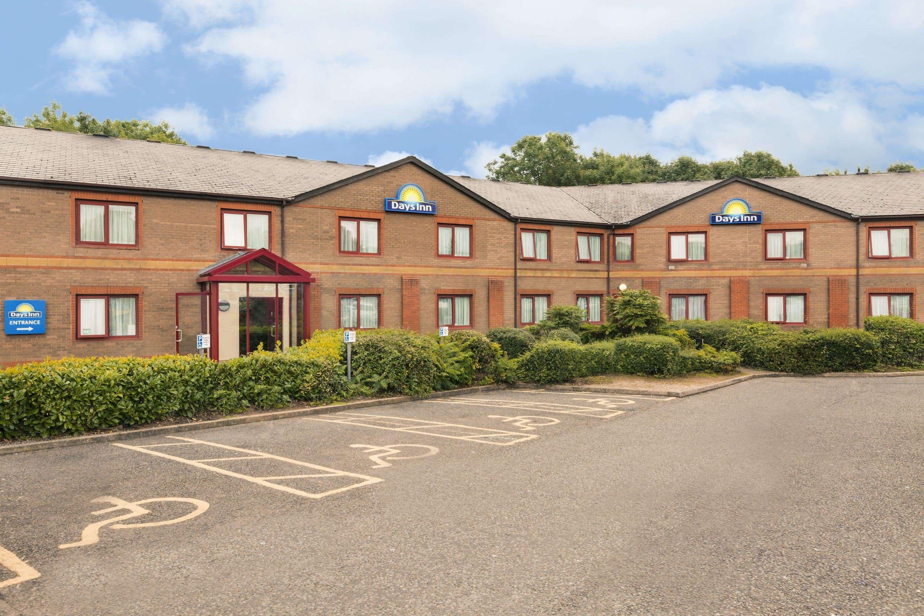Days Inn Magor Exterior photo