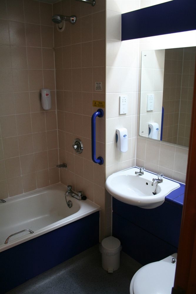Days Inn Magor Exterior photo